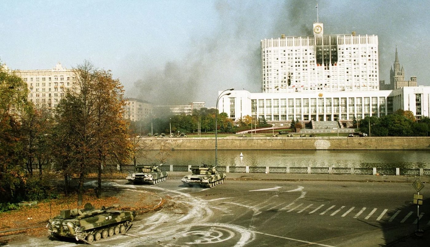 Осень 1993 государственный переворот. Штурм белого дома 1993. Белый дом 1993. Дом правительства 1993. Расстрел белого дома 1993.