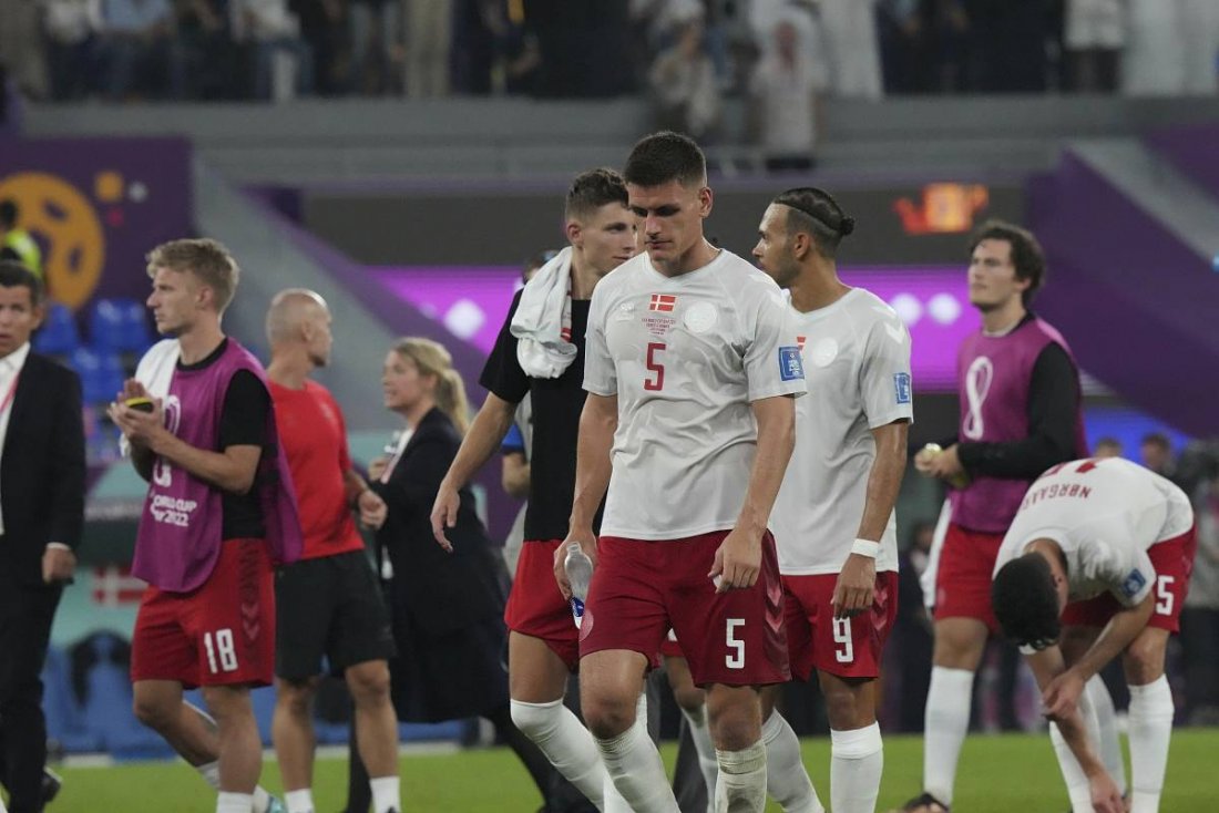 Сборная Дании покидает чемпионат мира по футболу, уступив Австралии,  которая выходит в плей-офф со второго места